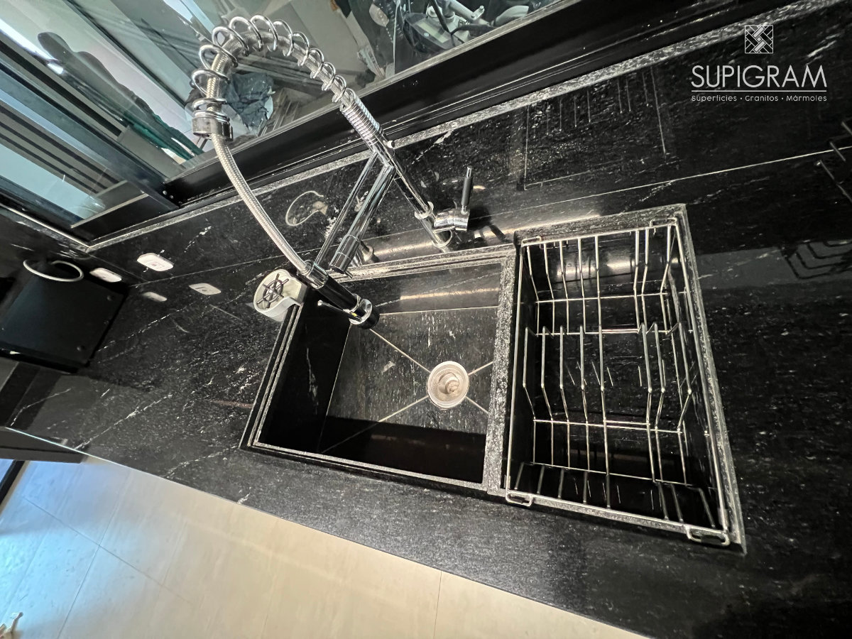 meson-de-cocina-en-granito-via-lactea-supigram